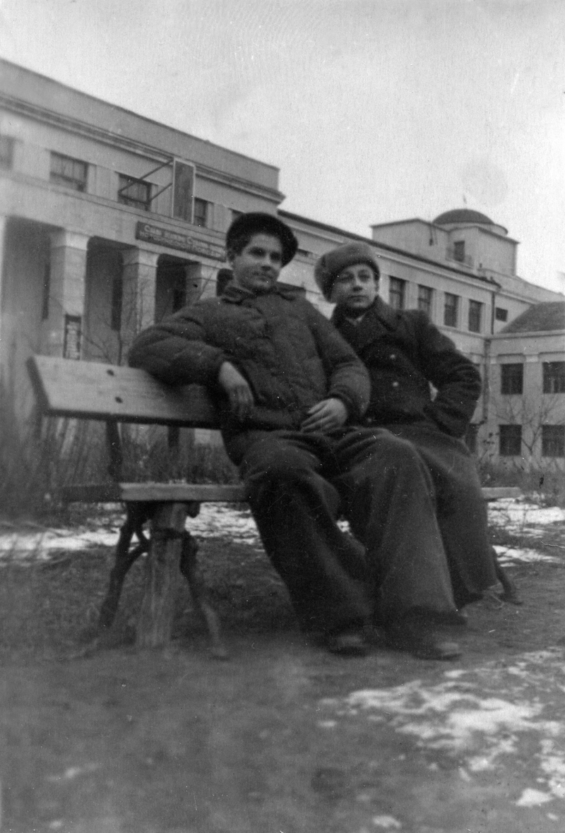  На фоне университета